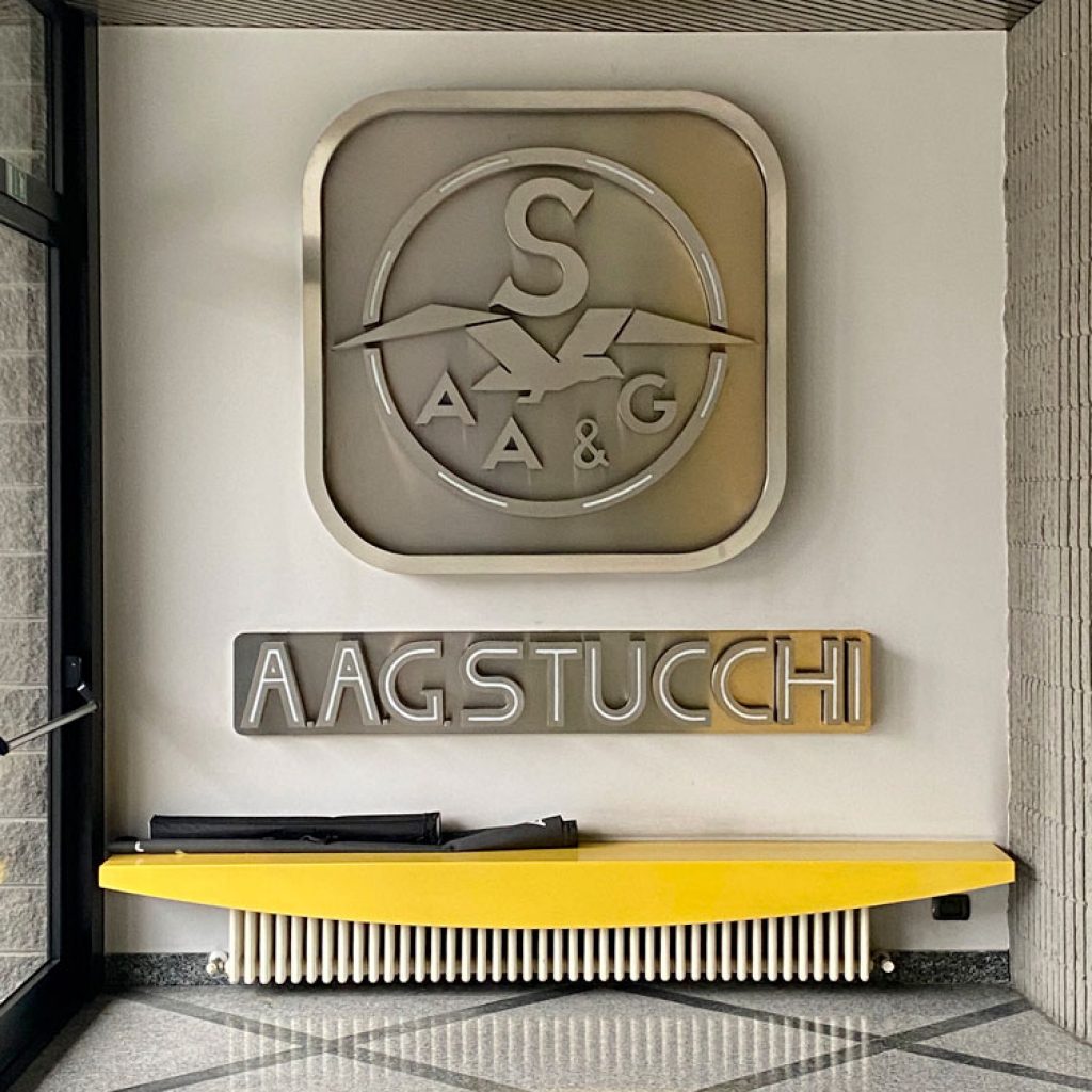 Il logo di AAG Stucchi nell'atrio di uno degli edifici aziendali