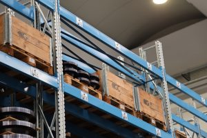 Carichi ad altezza elevata nel nuovo magazzino