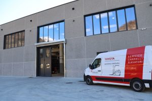 Montorfano & Beretta: camioncino all'esterno del polo logistico di Pasturo