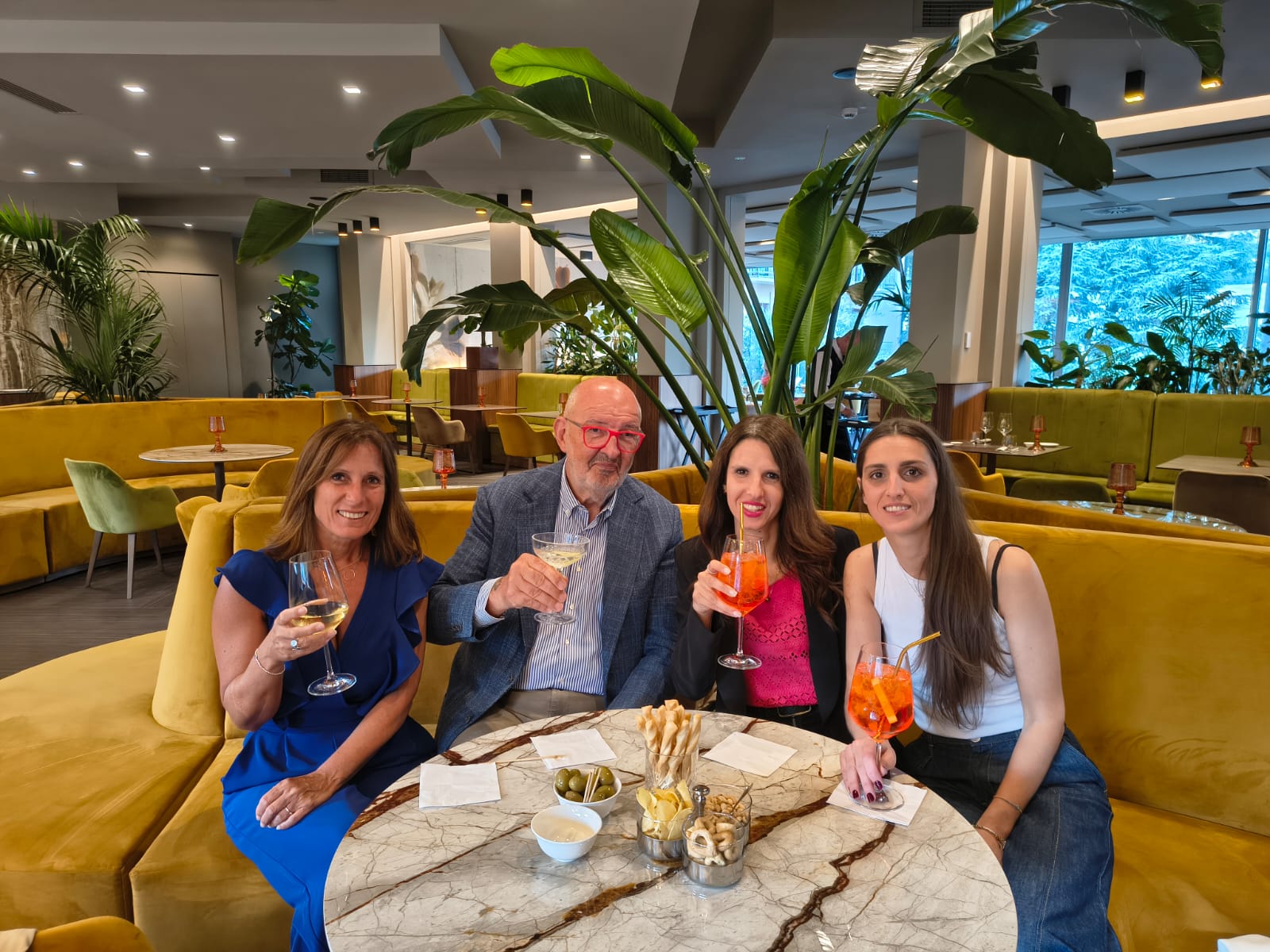Gruppo di lavoro che fa aperitivo